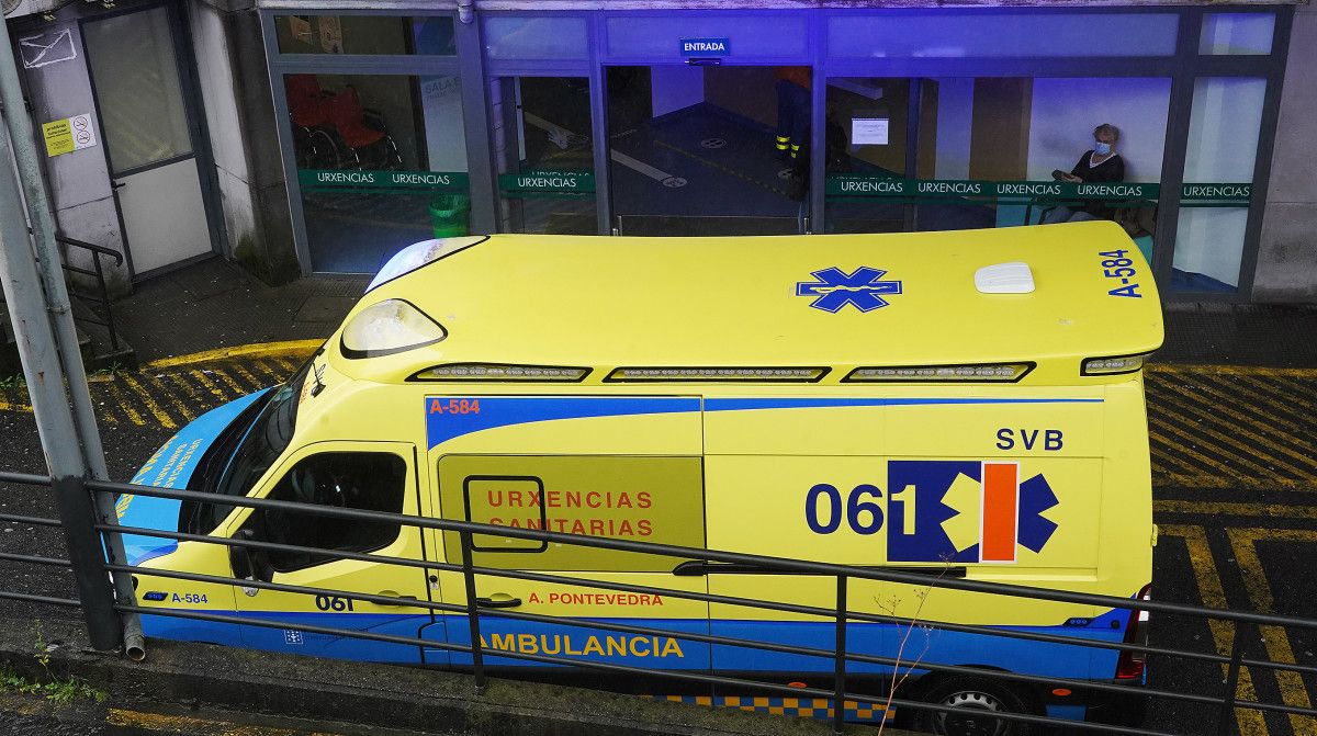 Ambulancia diante do servizo de Urxencias de Montecelo