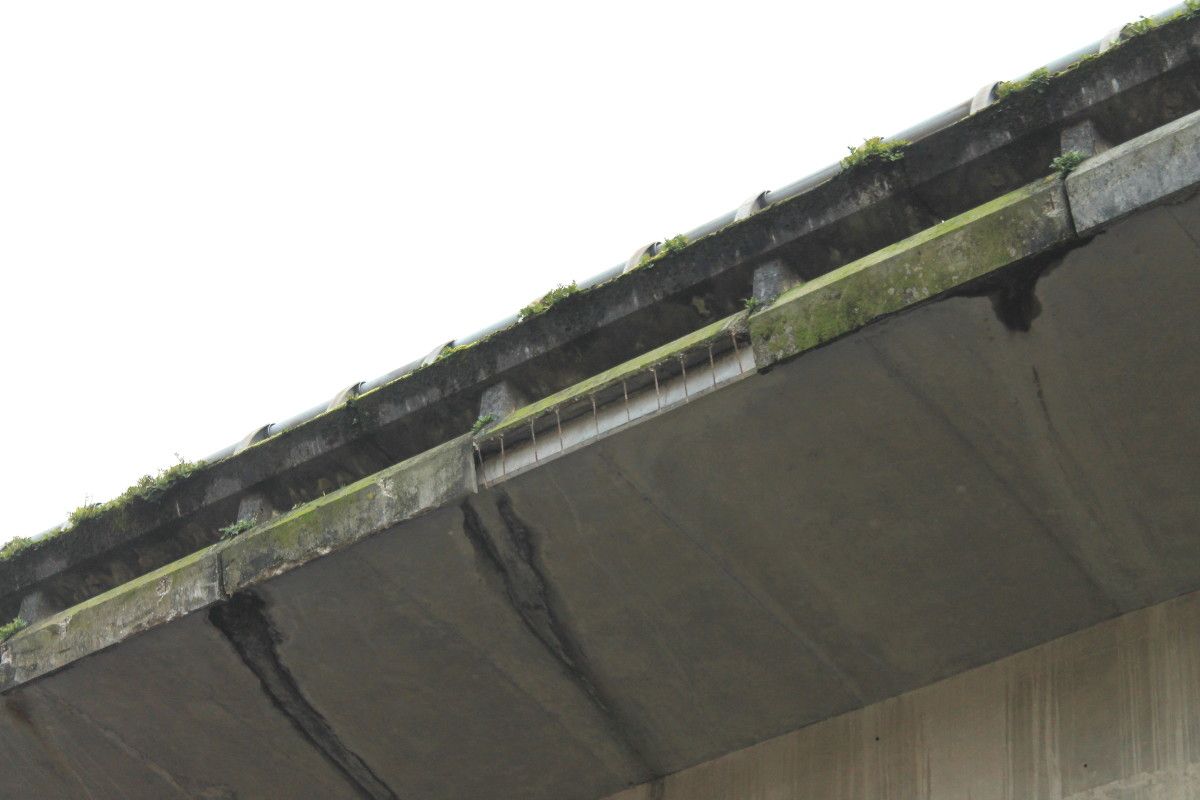 Denuncian el desprendimiento de cascotes del puente de la AP-9 en Mollavao