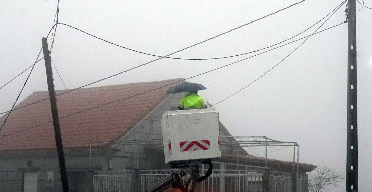 Un traballador reparando o tendido eléctrico