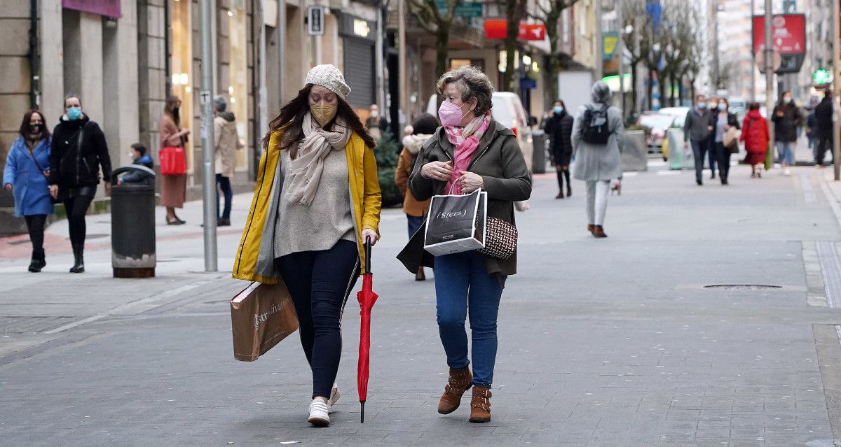 Xente con máscaras por Pontevedra