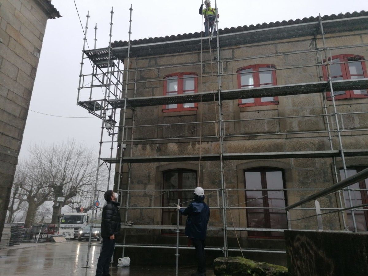 Obras en la cubierta del consistorio de Poio