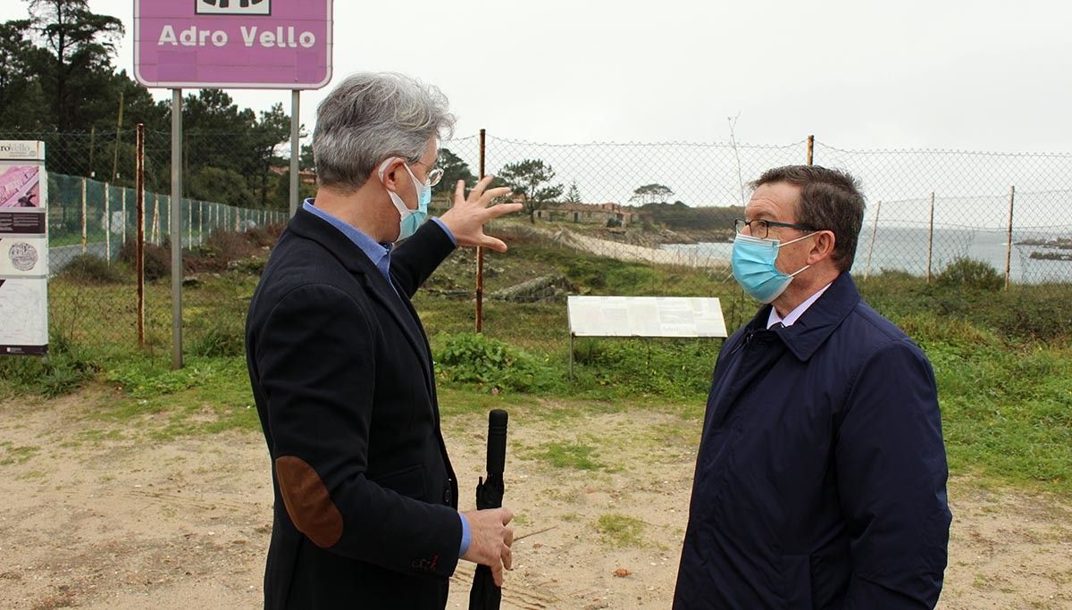 José Cacabelos e Carlos Font no xacemento de Adro Vello