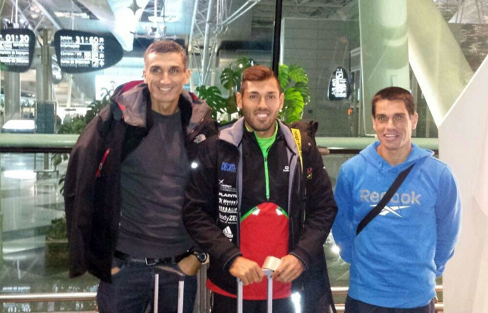 ÿscar Graña, Iván Alonso y Ramón Ferro en el aeropuerto de Porto