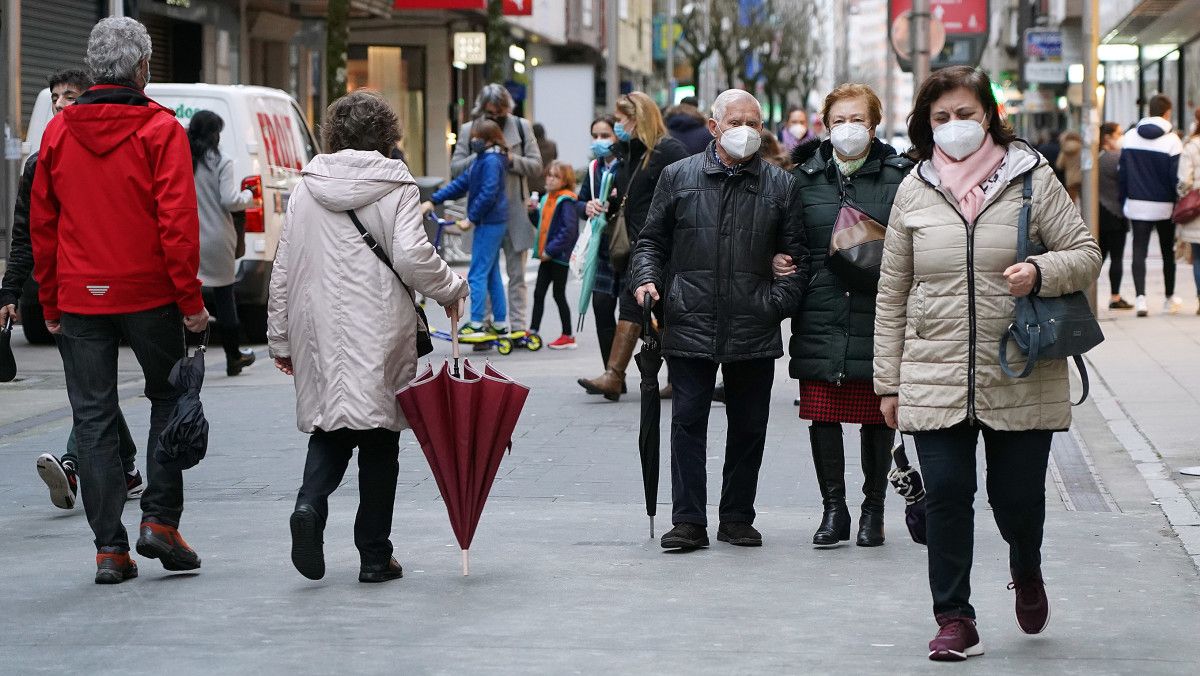 Xente paseando con máscaras en Pontevedra
