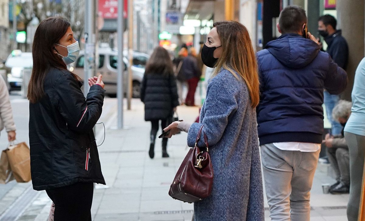 Xente con máscaras por Pontevedra