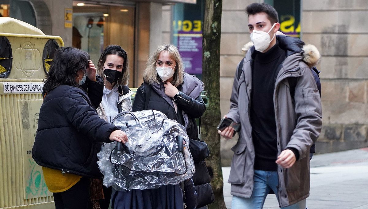 Gente con mascarillas por Pontevedra