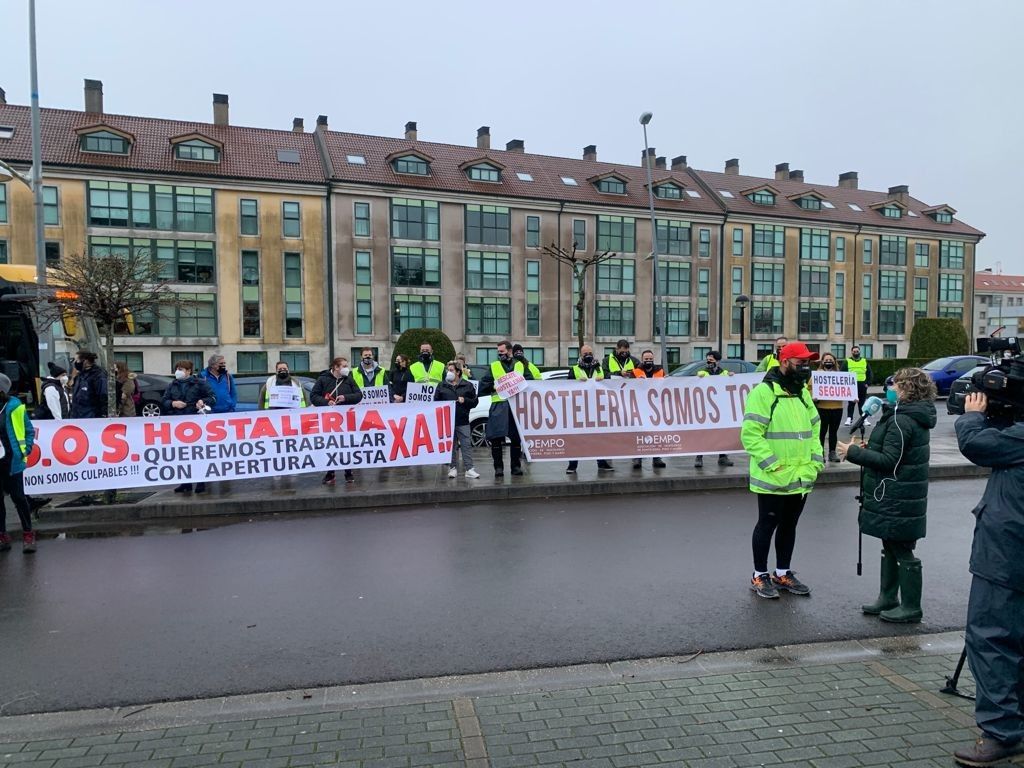 Manifestación de hostaleiros de toda Galicia polas rúas de Santiago para pedir un rescate