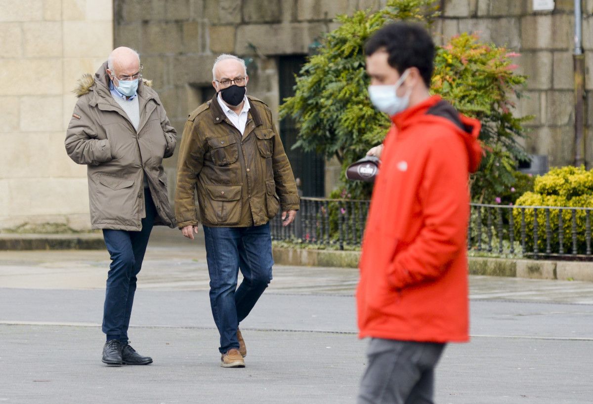 Xente con máscaras por Pontevedra