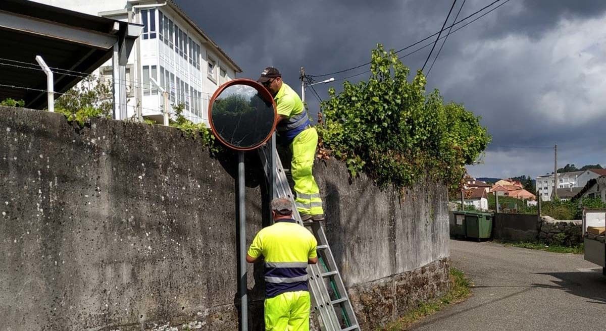 Operarios do servizo de Obras realizando tarefas de mantemento