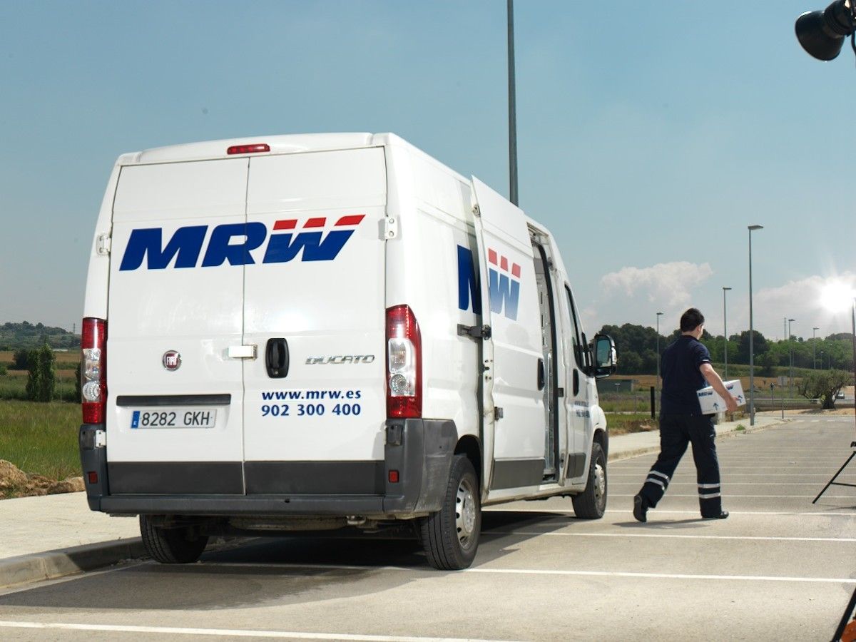 Repartidor deixando estacionado o seu vehículo