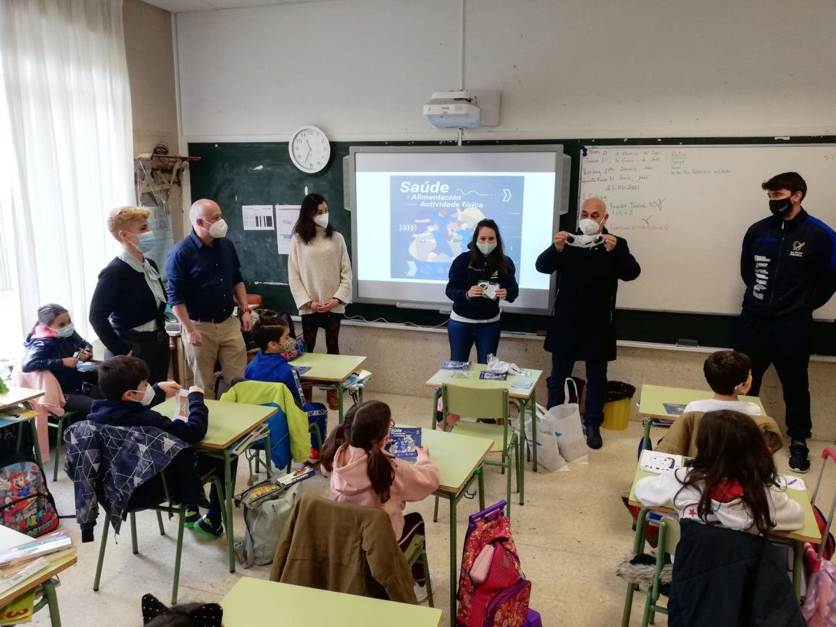 Primeira entrega de máscaras reutilizables no CEIP Álvarez Limeses