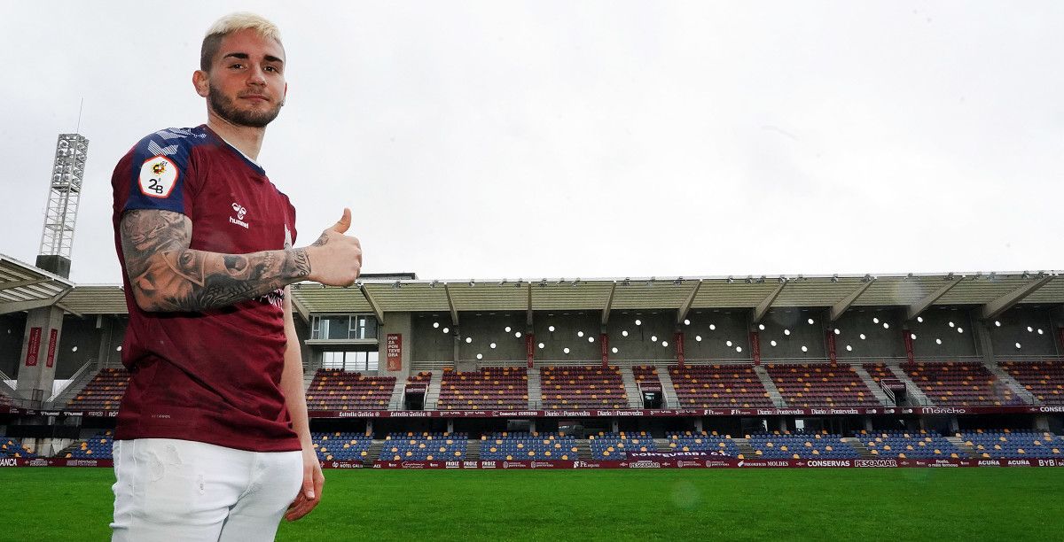 Pitu na súa presentación como xogador do Pontevedra CF