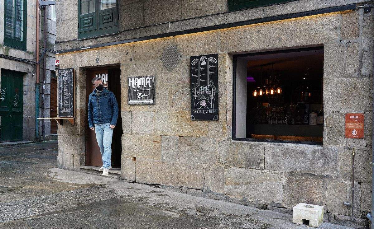 Luis López cun dos seus cafés solidarios en Hama Bar