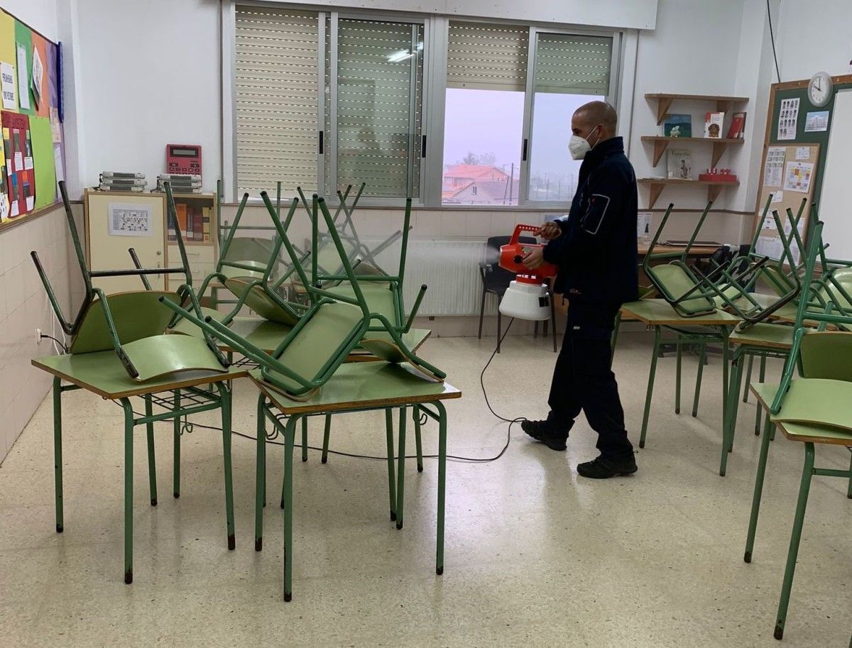 Desinfección en el colegio Cruceiro de Sanxenxo