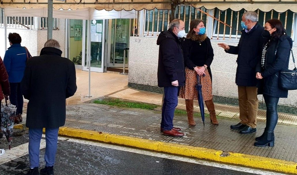 Luisa Piñeiro, delegada territorial de la Xunta, mantiene una conversación con el gerente del área sanitaria José Ramón Gómez