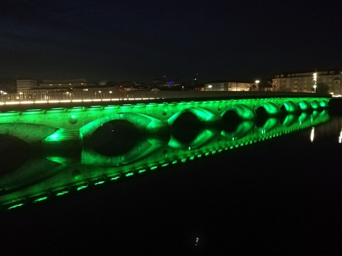 A Ponte do Burgo iluminada de verde