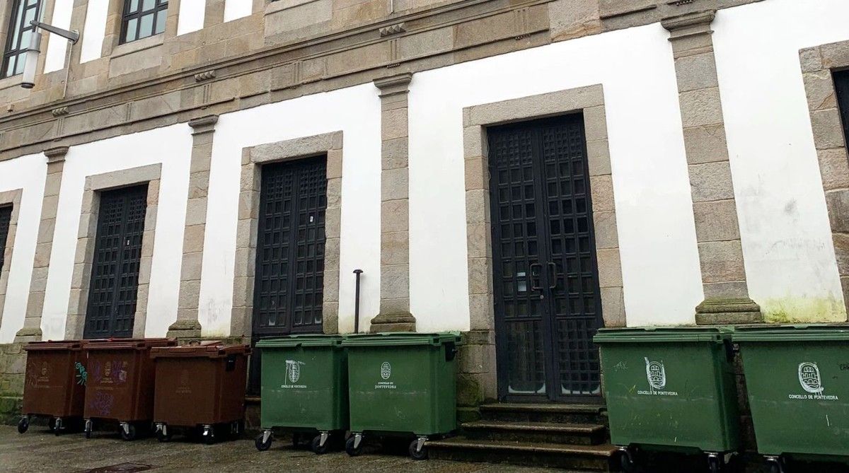Contedores nun lateral do Teatro Principal