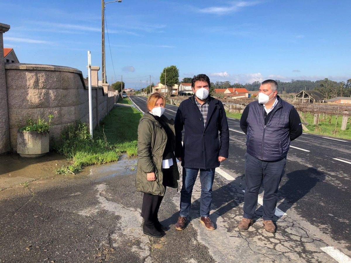 El diputado de Infraestructuras Gregorio Agís, el alcalde de Ribadumia David Castro, y la concelleira Mar Muimenta