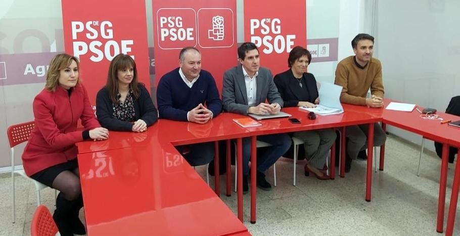 El vicesecretario xeral del PSdeG, Pablo Arangüena, con otros integrantes de la formación
