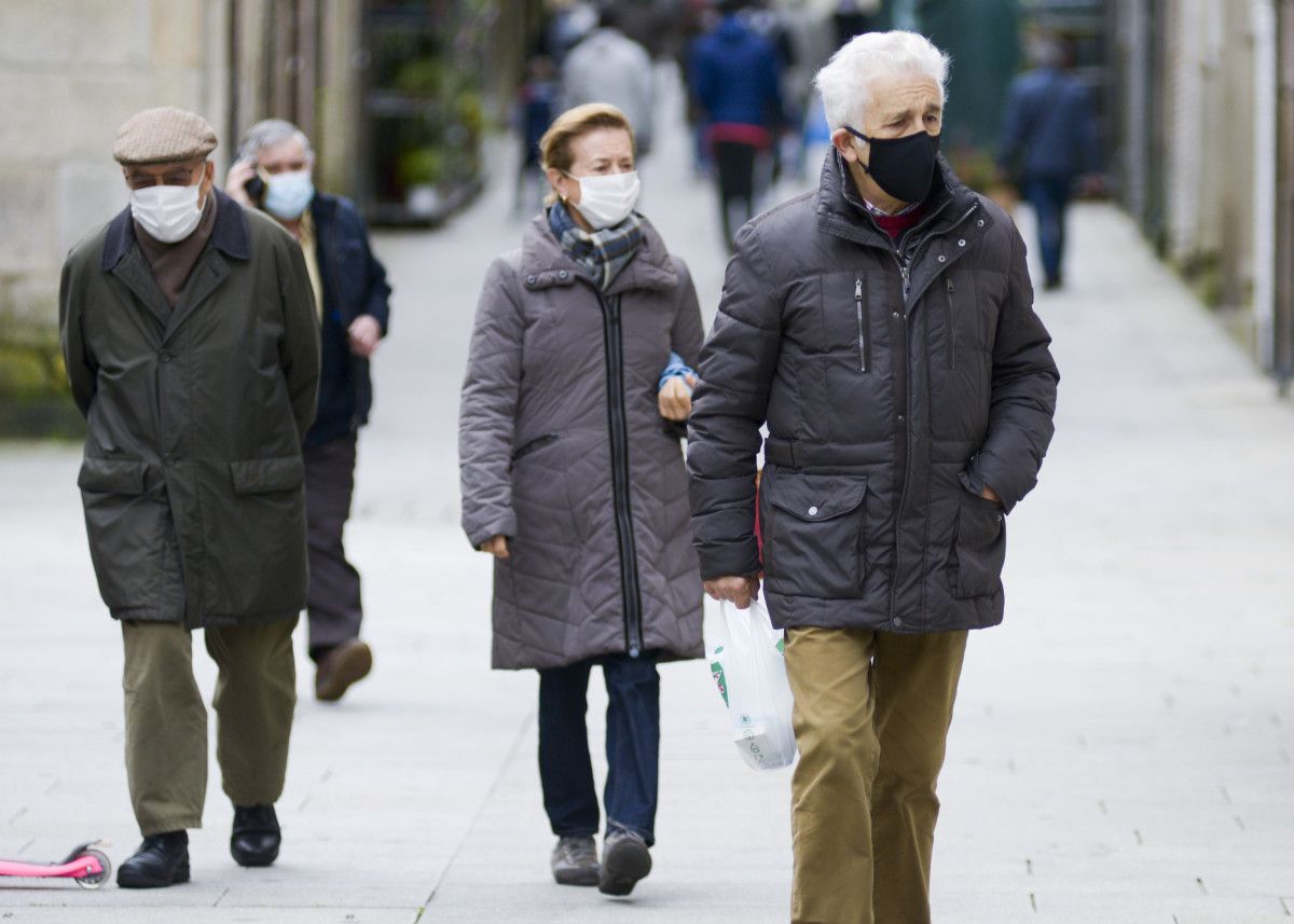Xente paseando con máscaras en Pontevedra