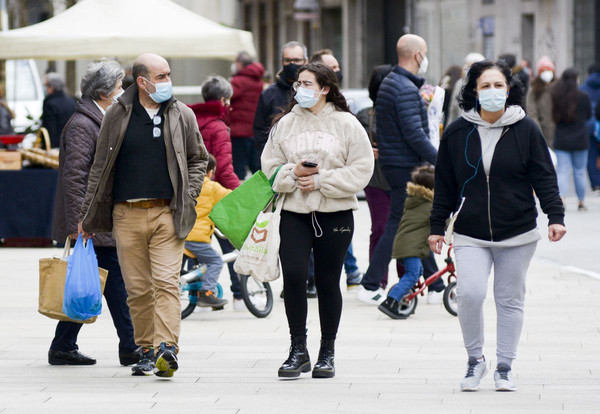 Gente paseando con mascarillas en Pontevedra