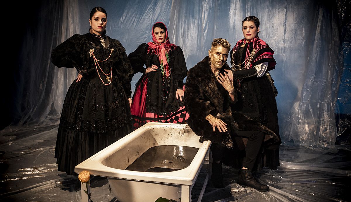 Tanxugueiras, con Xisco Feijóo, en el videclip de "Midas"