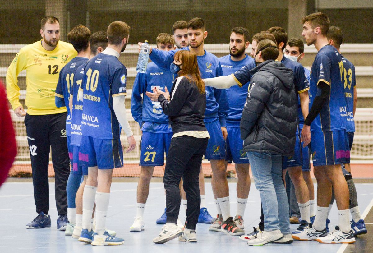 Partido entre o Teucro e o Barça B no Pavillón Municipal