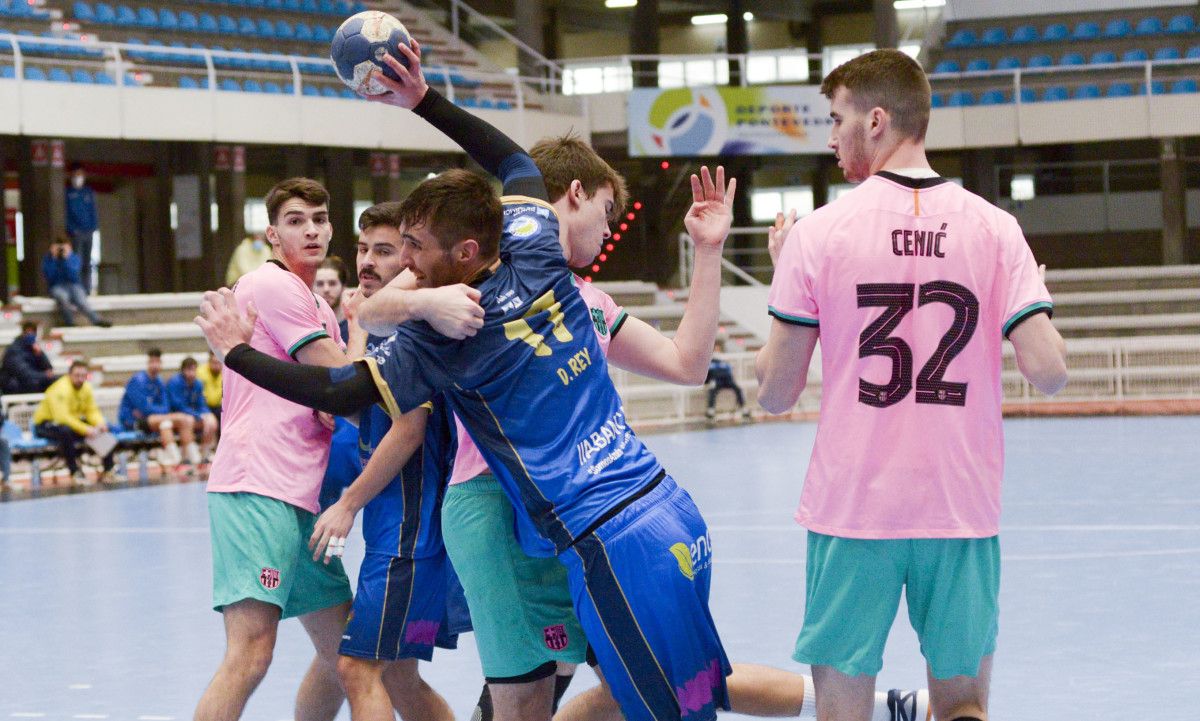Partido entre o Teucro e o Barça B no Pavillón Municipal