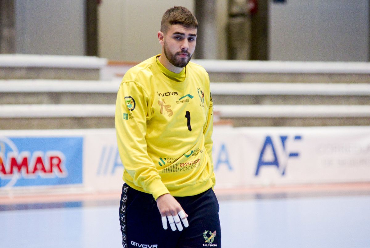 Fede Wermbter no partido entre o Teucro e o Barça B no Pavillón Municipal