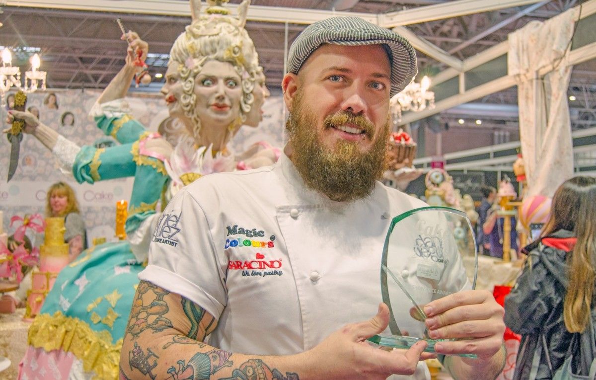 Daniel Diéguez xunto a unha das súas esculturas comestibles, premiada en Birmingham