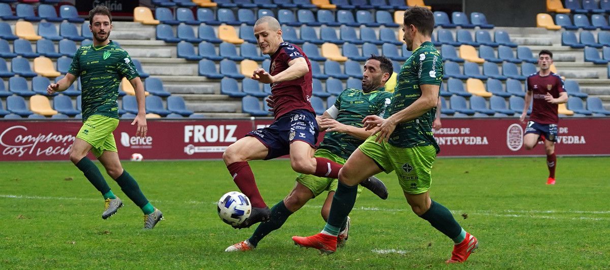 Debut de Luisito en el partido de liga de Segunda B entre Pontevedra  CF y Guijuelo
