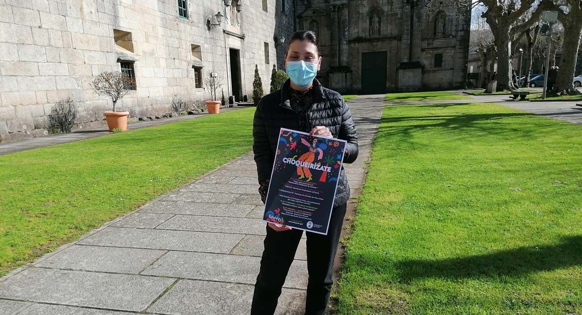 Raquel Rodríguez, edil de Cultura, con el cartel del Entroido