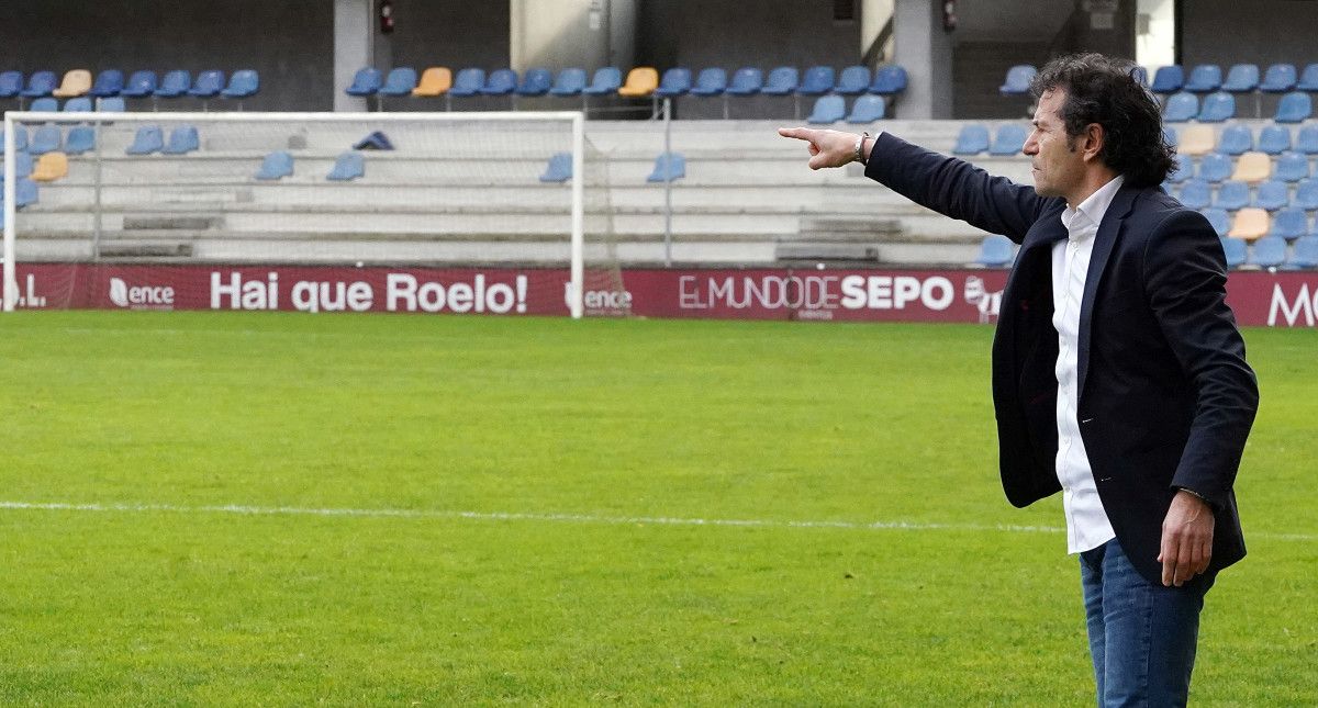 Luisito da órdenes durante su reestreno como entrenador del Pontevedra