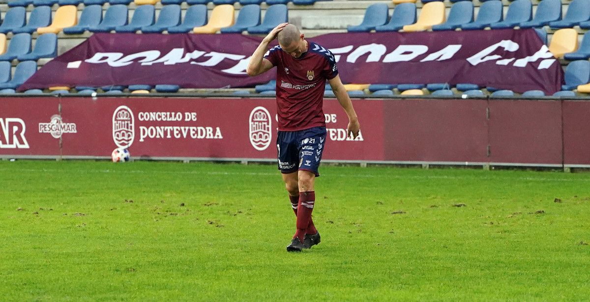 Rufo laméntase polas ocasións falladas no partido entre Pontevedra e Guijuelo