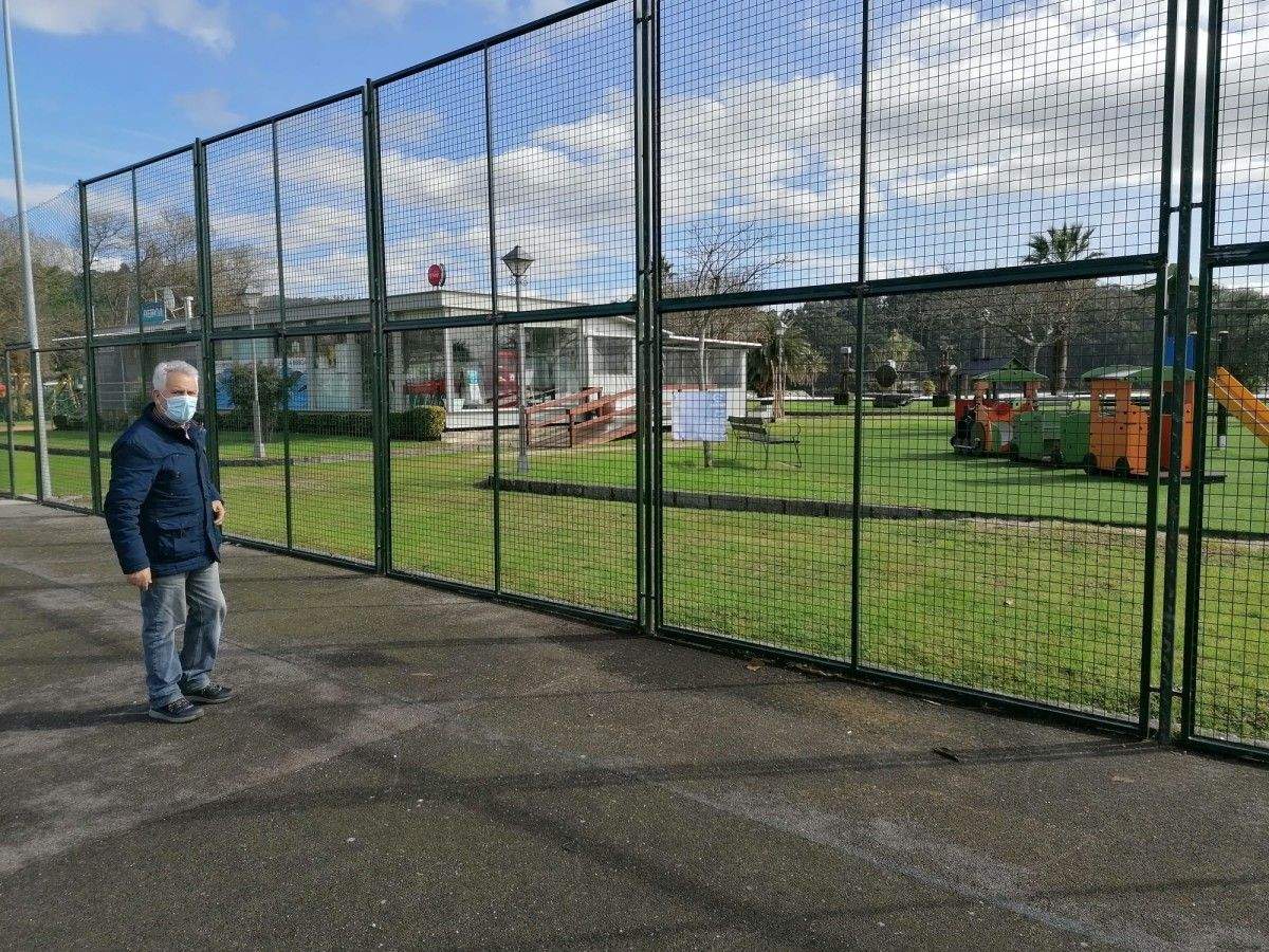 Luciano Sobra junto a la pista polideportiva de A Seca