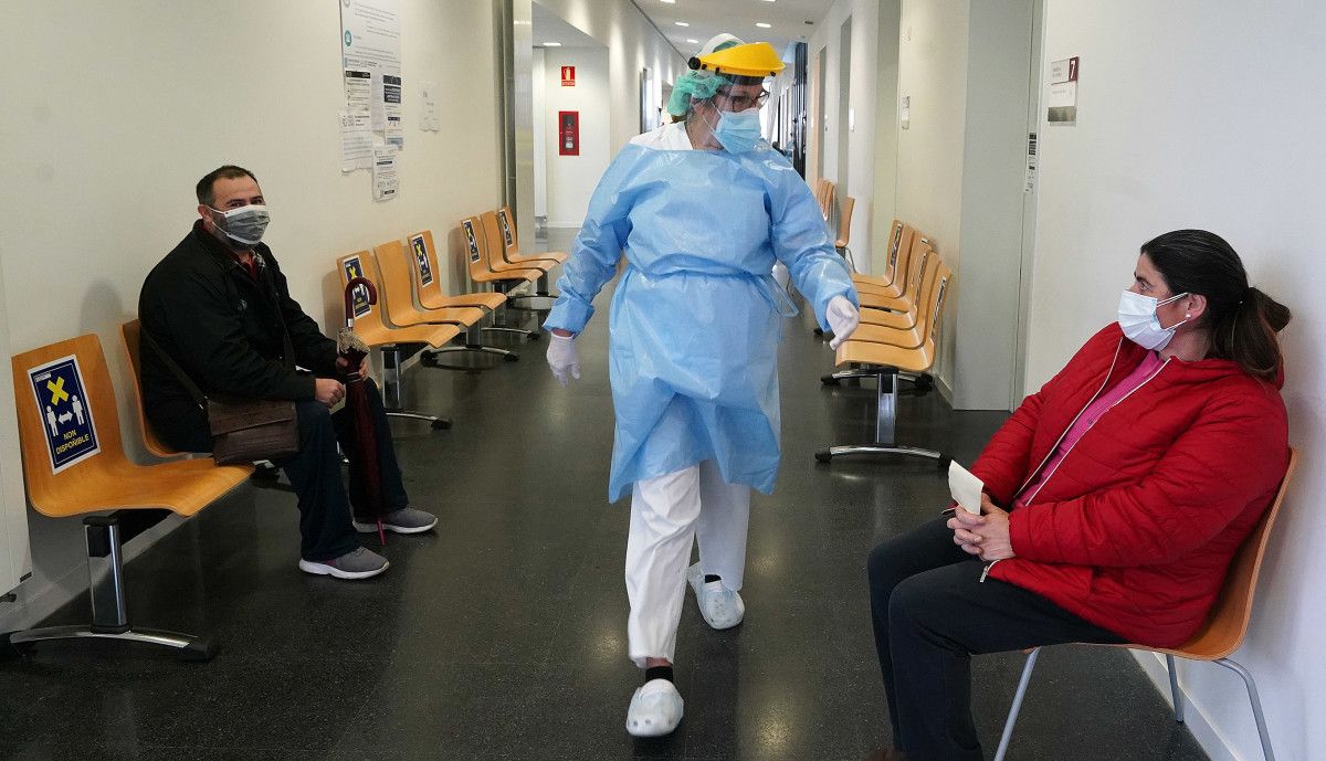 Personal sanitario en una sala de espera