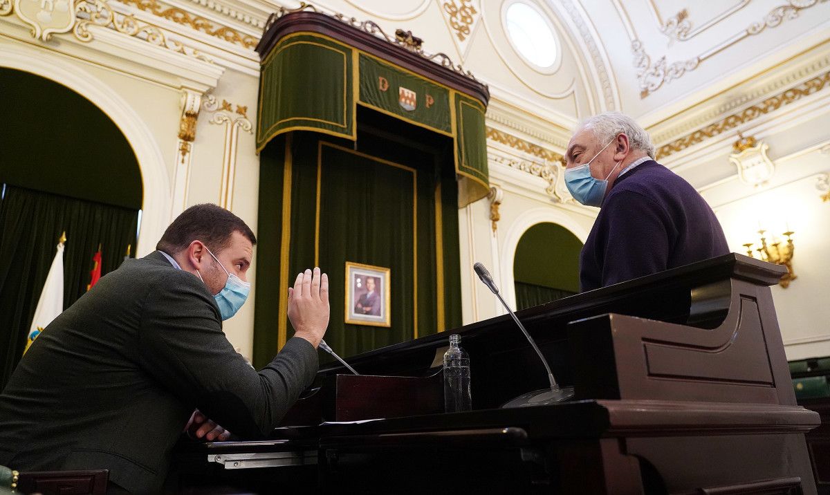 Jorge Cubela y César Mosquera hablan antes del pleno de la Deputación de Pontevedra