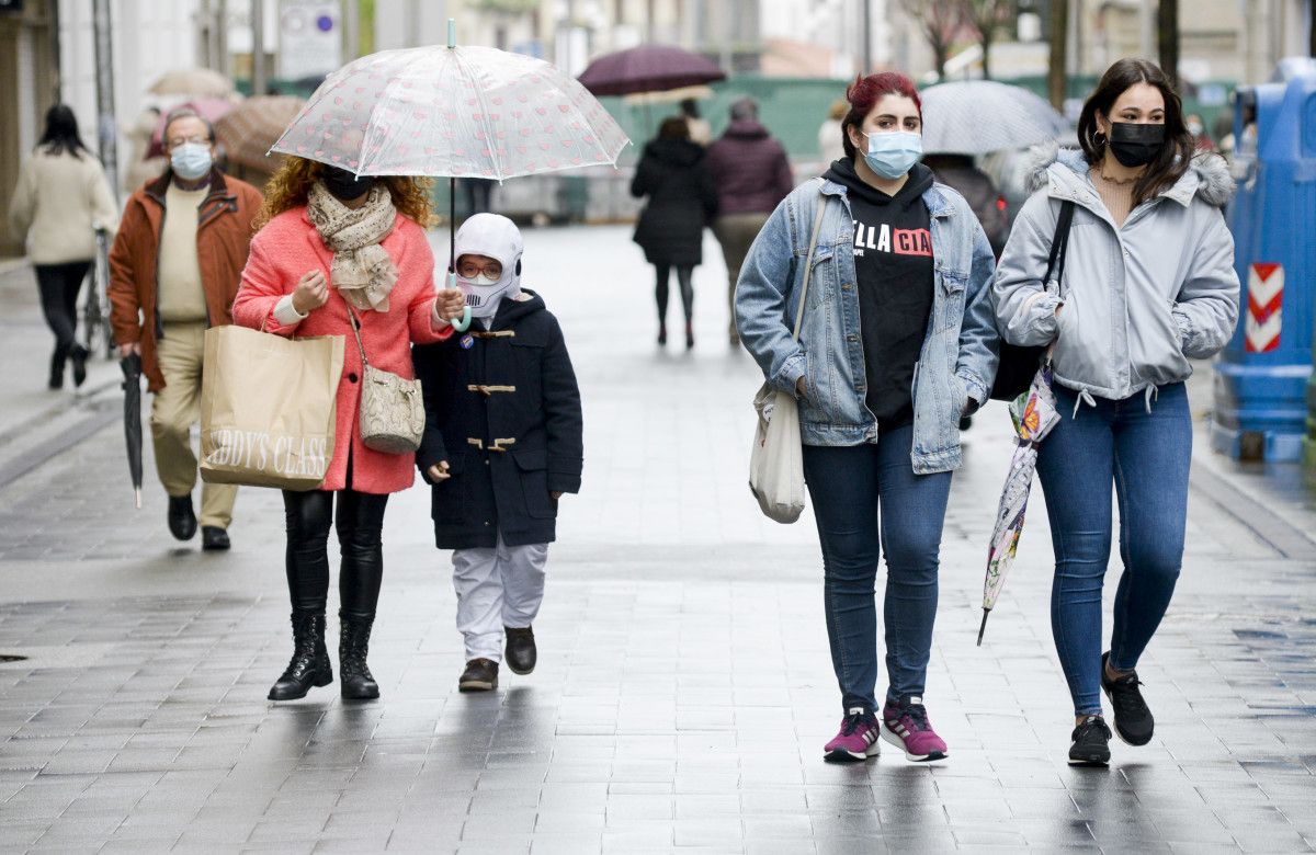 Xente paseando con máscaras en Pontevedra