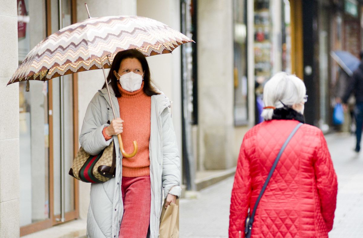 Xente paseando con máscaras en Pontevedra