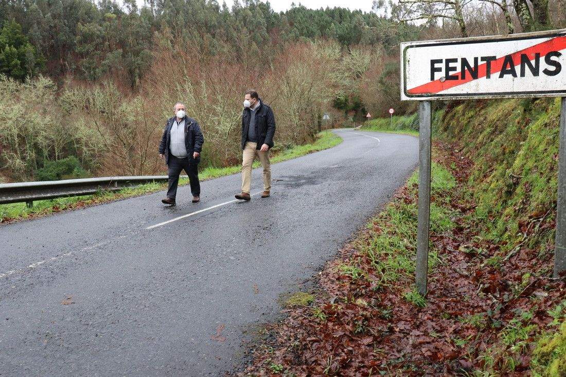 Carlos Costa e Jorge Cubela visitan a estrada autonómica PO-230