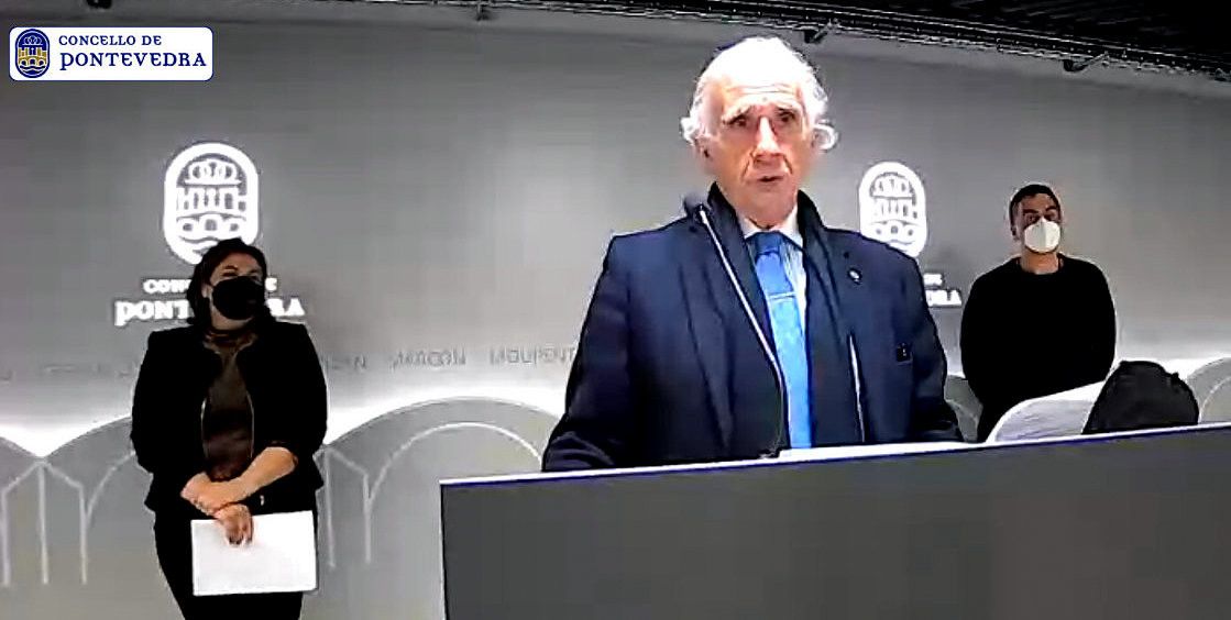 José Manuel Fernández Alvariño, entre Beatriz Baamonde e o concelleiro Demetrio Gómez