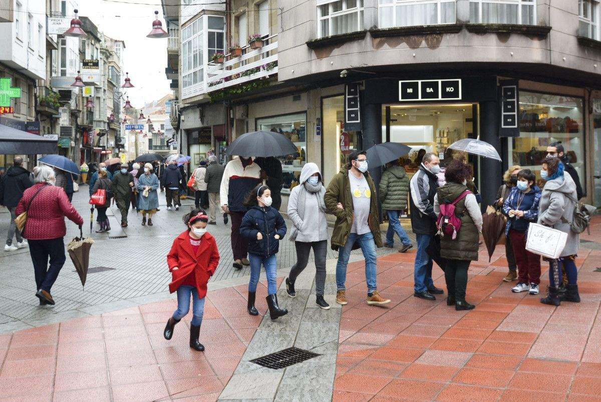 Xente paseando con máscaras en Pontevedra
