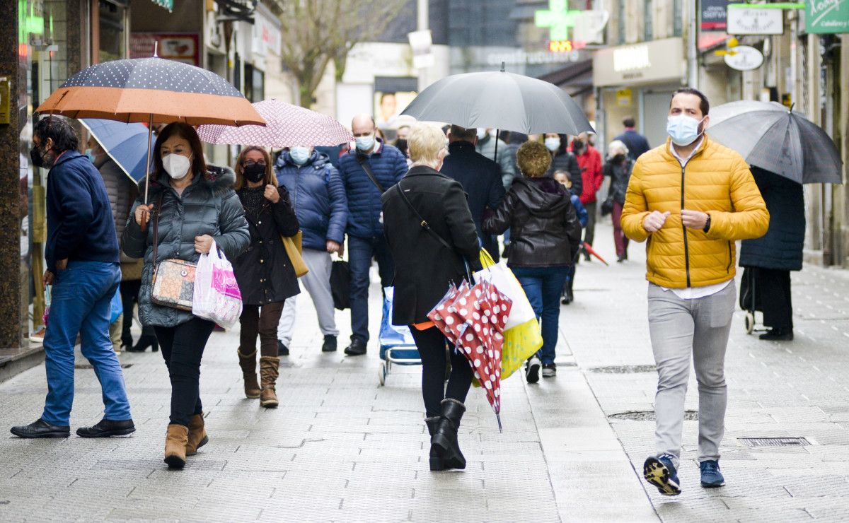 Xente paseando con máscaras en Pontevedra