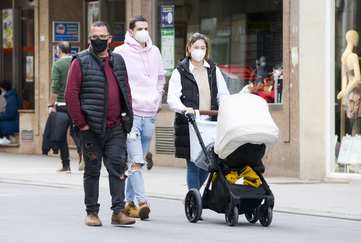 Gente paseando por la calle con mascarilla