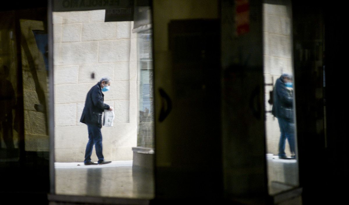 Persoa con máscara nunha rúa de Pontevedra