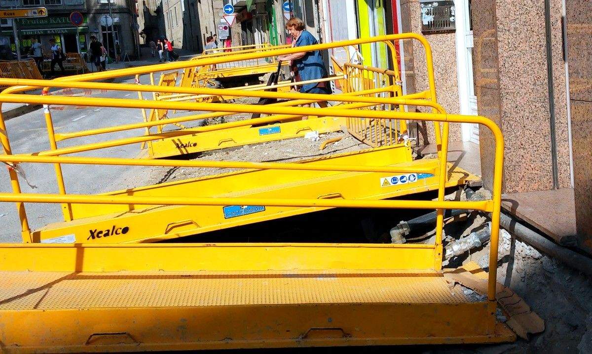 Estrutura metálica que se desprendeu e provocou a caída dunha muller Estrutura metálica que se desprendeu e provocou a caída dunha muller