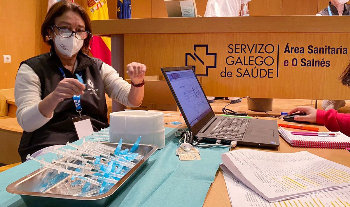Personal sanitario preparando vacunas