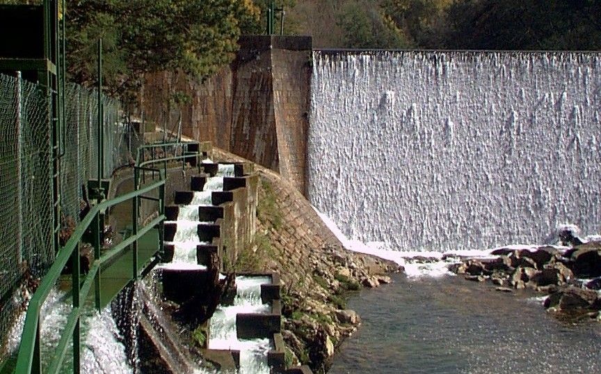 Presa Ponte Inferno del río Verdugo en Ponte Caldelas