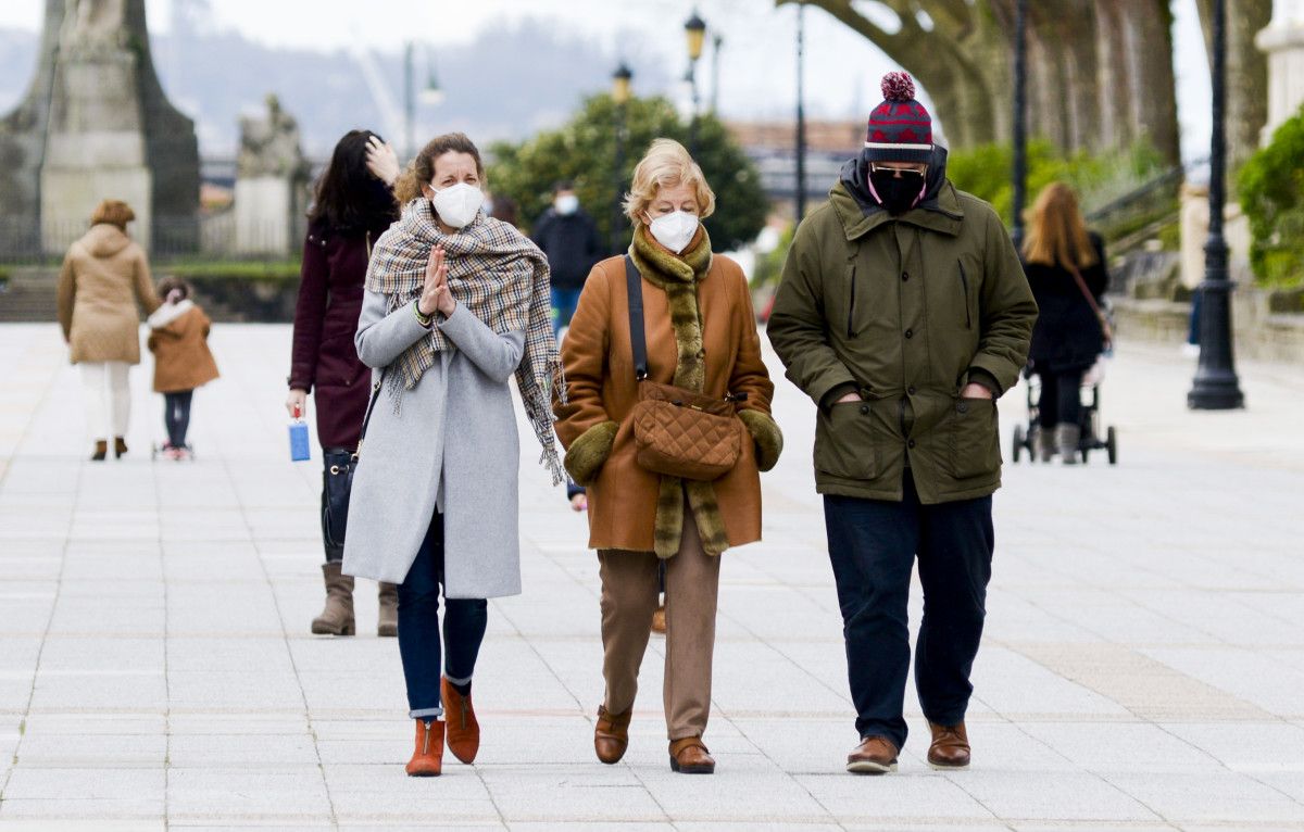 Xente paseando con máscaras en Pontevedra