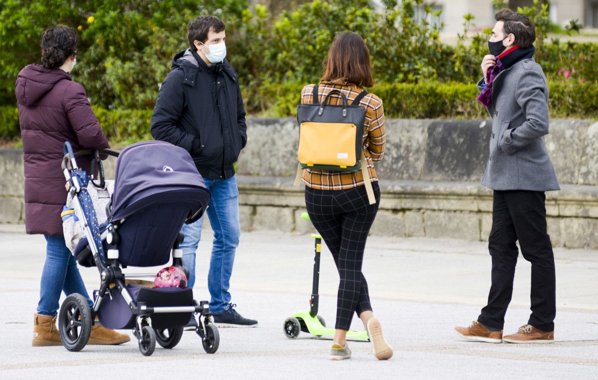 Xente paseando con máscaras en Pontevedra